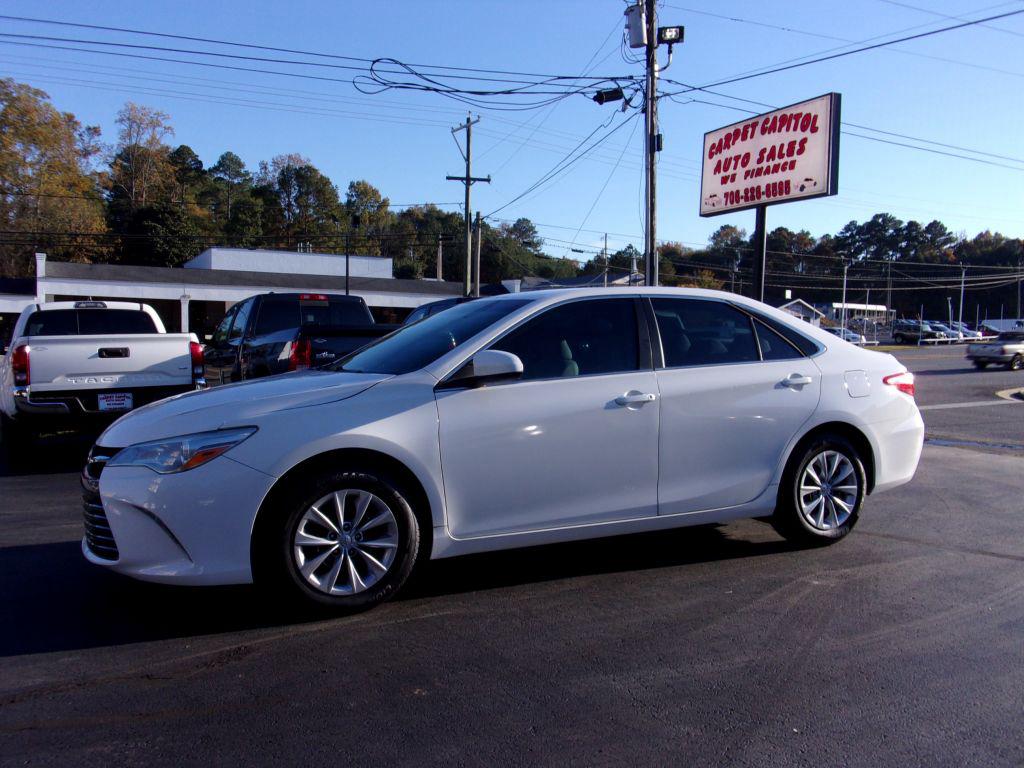 2015 Toyota Camry LE's photo