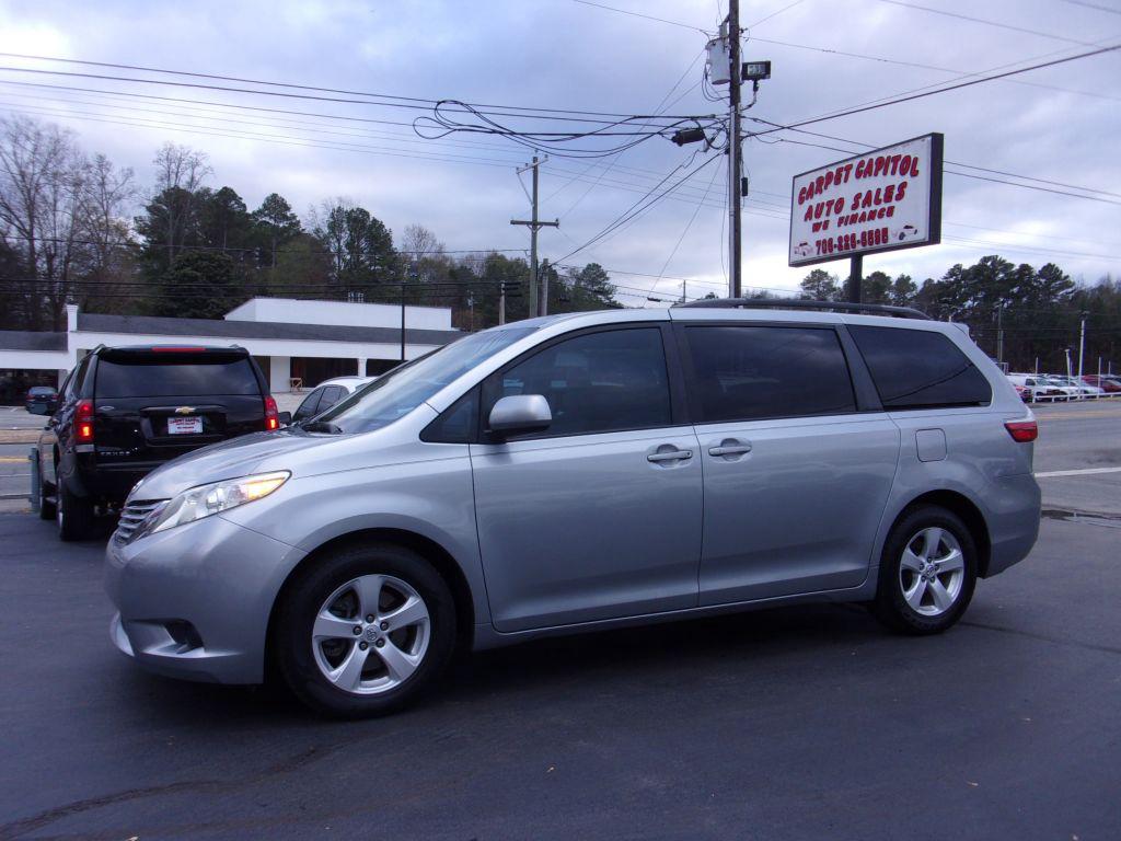 2017 Toyota Sienna LE's photo